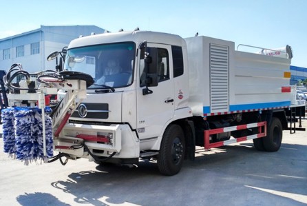 東風(fēng)天錦護(hù)欄清洗灑水車圖片 東風(fēng)天錦護(hù)欄清洗灑水車圖片