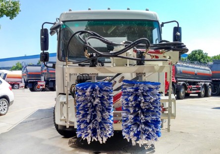 東風(fēng)天錦護(hù)欄清洗灑水車圖片 東風(fēng)天錦護(hù)欄清洗灑水車圖片