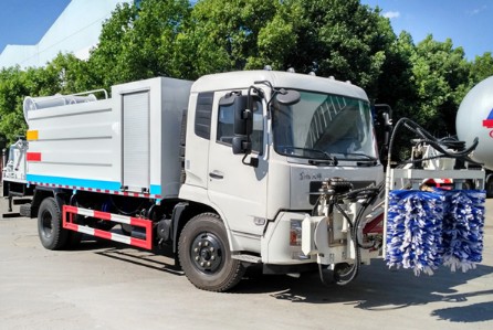 東風(fēng)天錦護(hù)欄清洗灑水車圖片 東風(fēng)天錦護(hù)欄清洗灑水車圖片